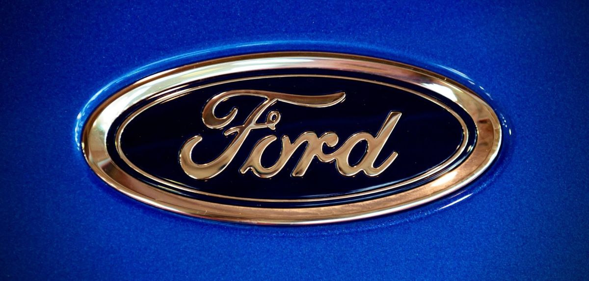 Ford-Logo auf einer Motorhaube