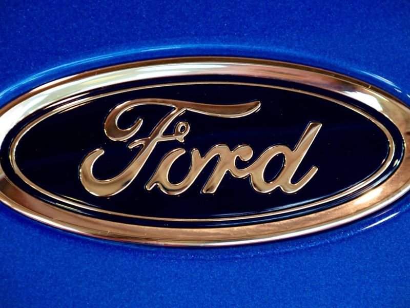 Ford-Logo auf einer Motorhaube