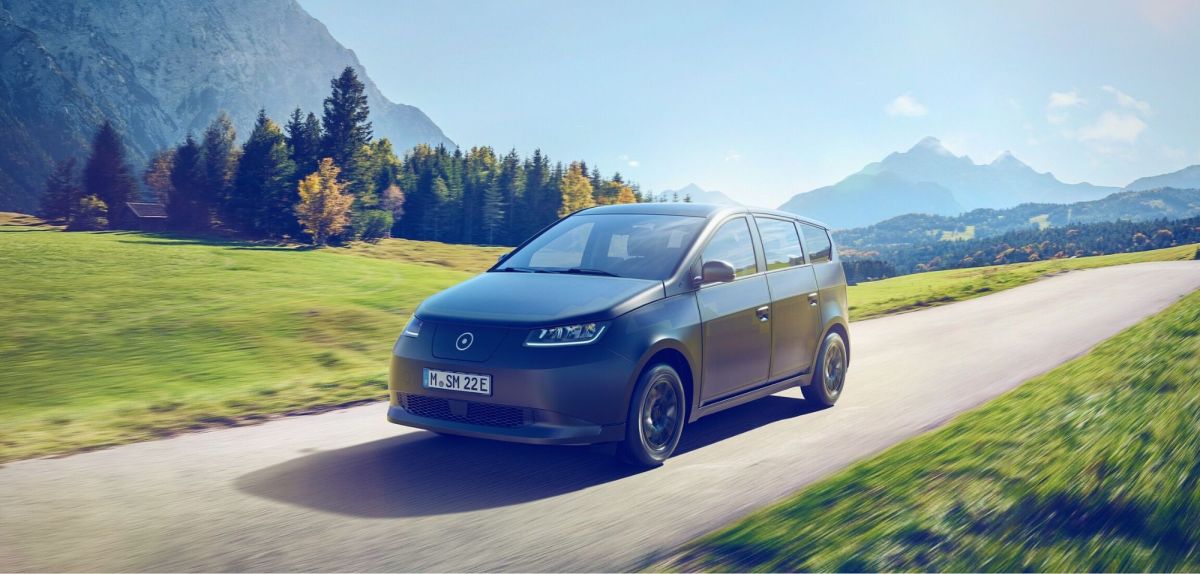 Elektroauto von Sono Motors auf einer Landstraße