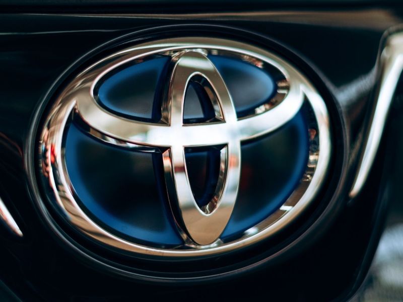Toyota-Logo auf einem Elektroauto