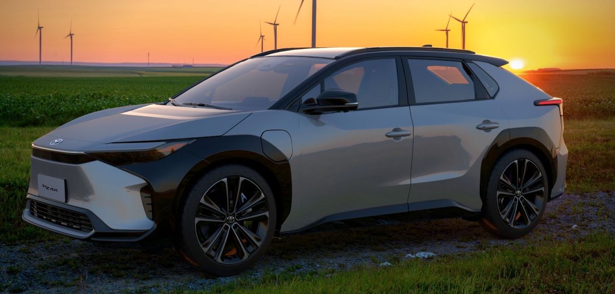2023 Toyota bZ4X vor einem Sonnenuntergang