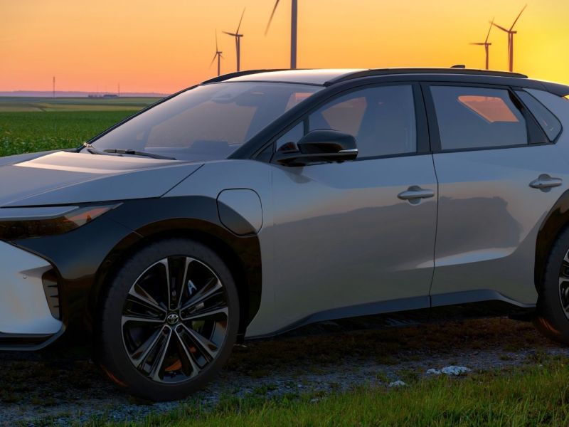 2023 Toyota bZ4X vor einem Sonnenuntergang