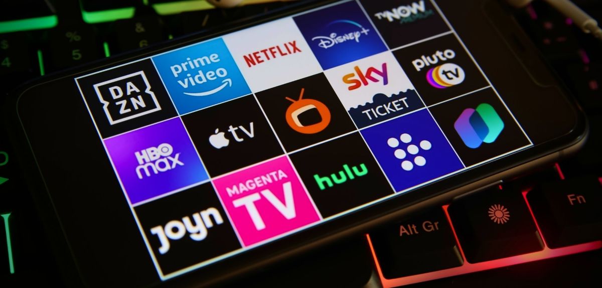 Logos mehrerer Streaming-Anbieter auf dem Tablet-Display