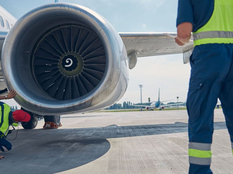 Techniker am Flugzeug