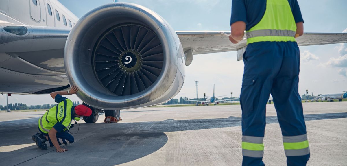 Techniker am Flugzeug