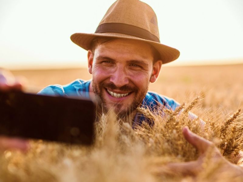 Mann macht Foto im Feld