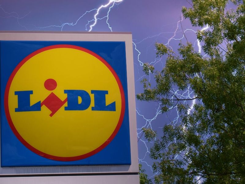 Lidl-Schild vor einem Gewitter