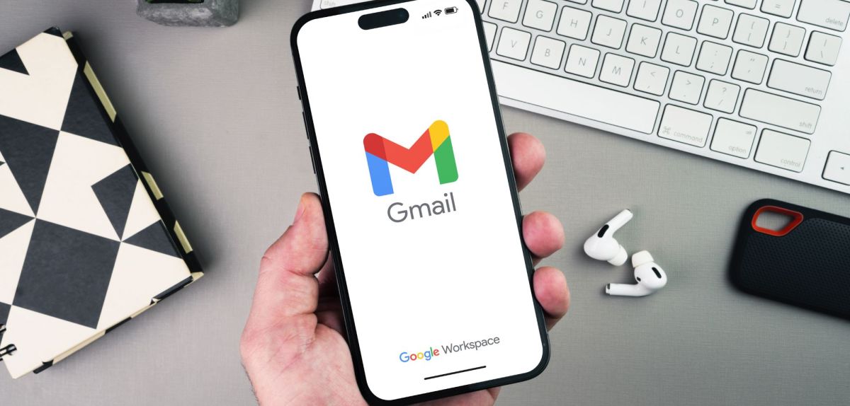 Gmail-Logo auf einem Handydisplay.