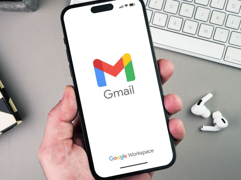 Gmail-Logo auf einem Handydisplay.