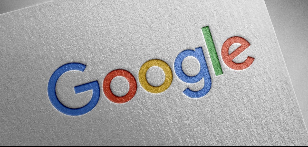 Google-Schriftzug auf weißem Papier.