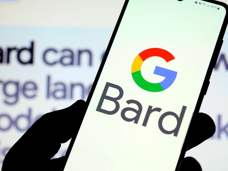 Logo für Google Bard auf einem Handy, dahinter Text auf einem Bildschirm.