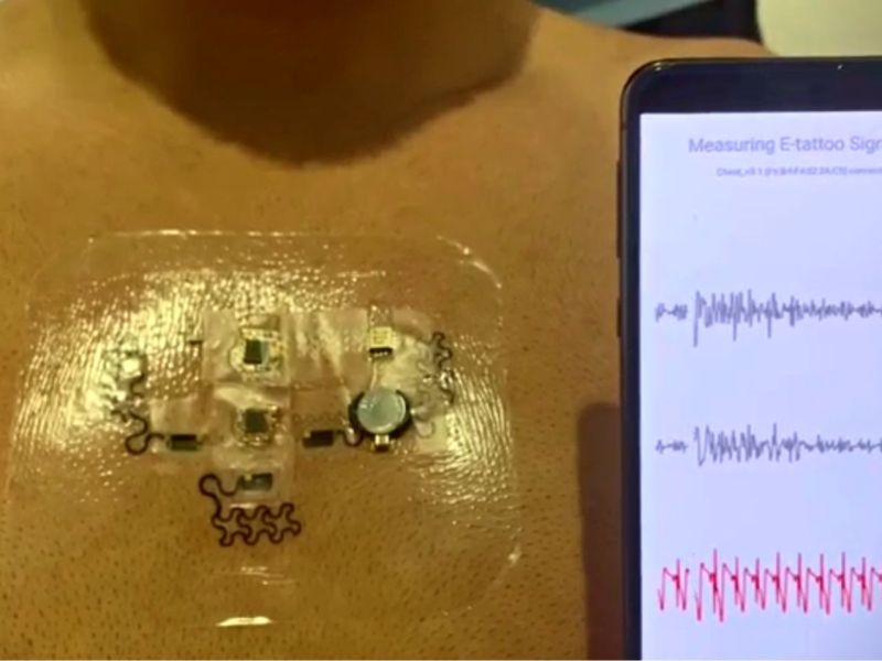 Smartphone zeigt EKG neben dem E-Tattoo der University of Texas at Austin