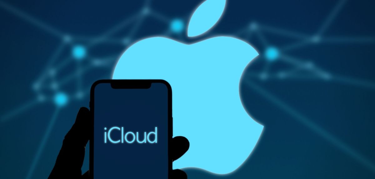iCloud Schriftzug auf dem Handy und Apple Logo im Hintergrund