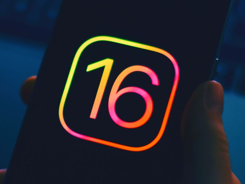 Symbolbild für iOS 16 auf einem iPhone.