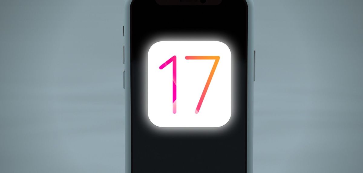 Ein Handy mit einem Symbol für iOS 17 auf dem Display.