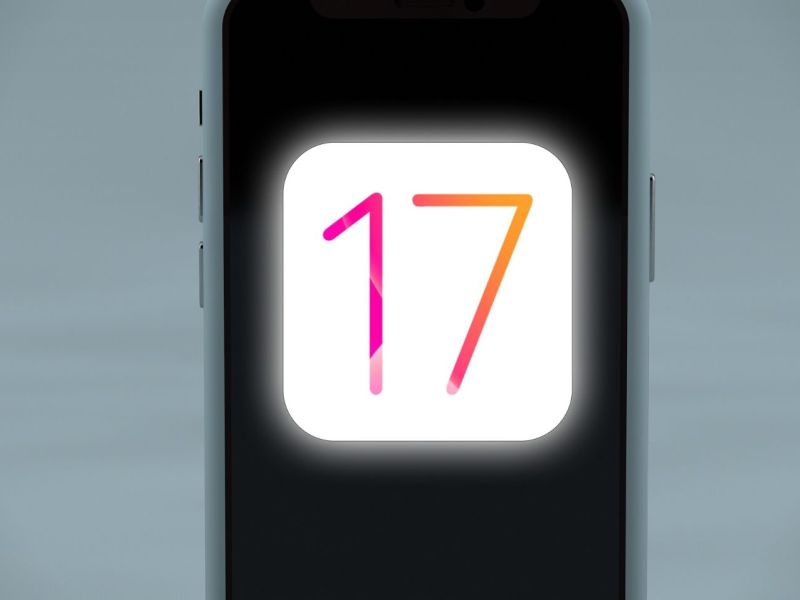 Ein Handy mit einem Symbol für iOS 17 auf dem Display.