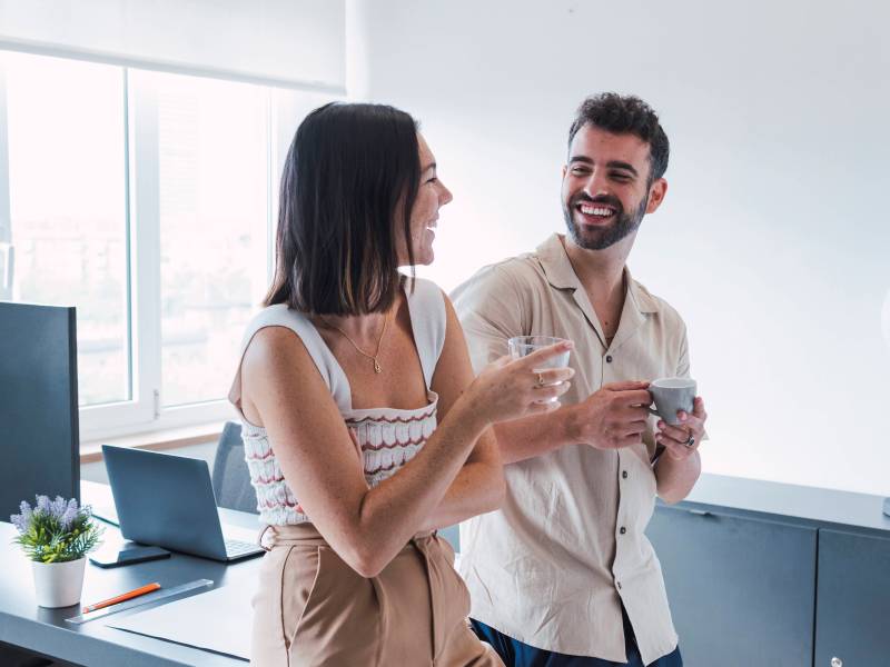 Eine Frau und ein Mann führen im Büro ein Gespräch.