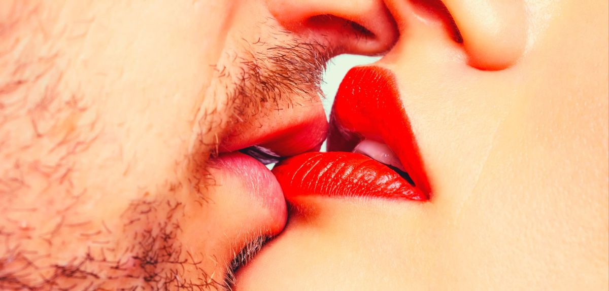 Mann und Frau küssen sich ganz sinnlich.