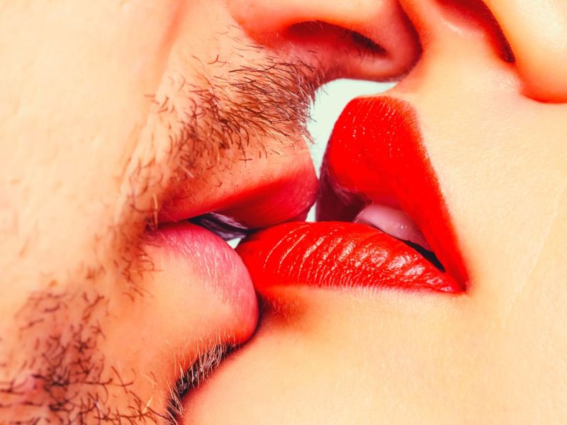 Mann und Frau küssen sich ganz sinnlich.