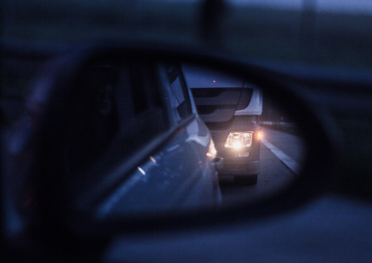 Auto fährt dich auf und gibt Lichthupe