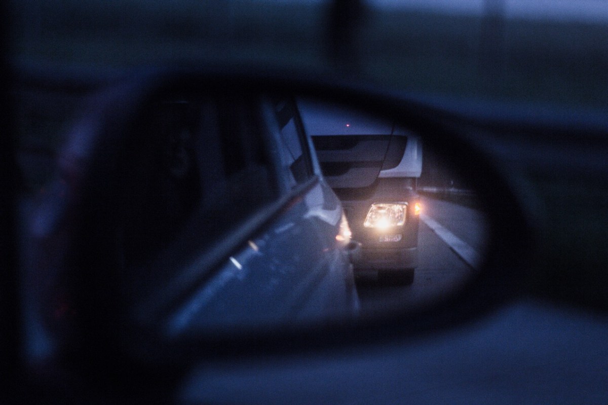 Auto fährt dich auf und gibt Lichthupe