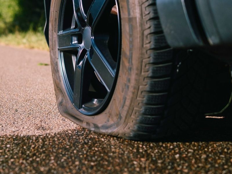 Platter Reifen an einem Auto