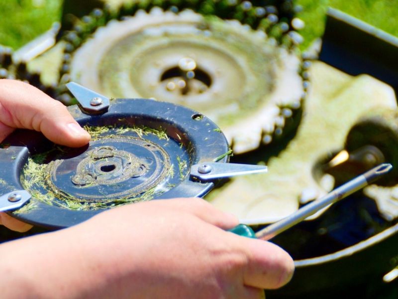 Mähroboter-Messer werden gewechselt.