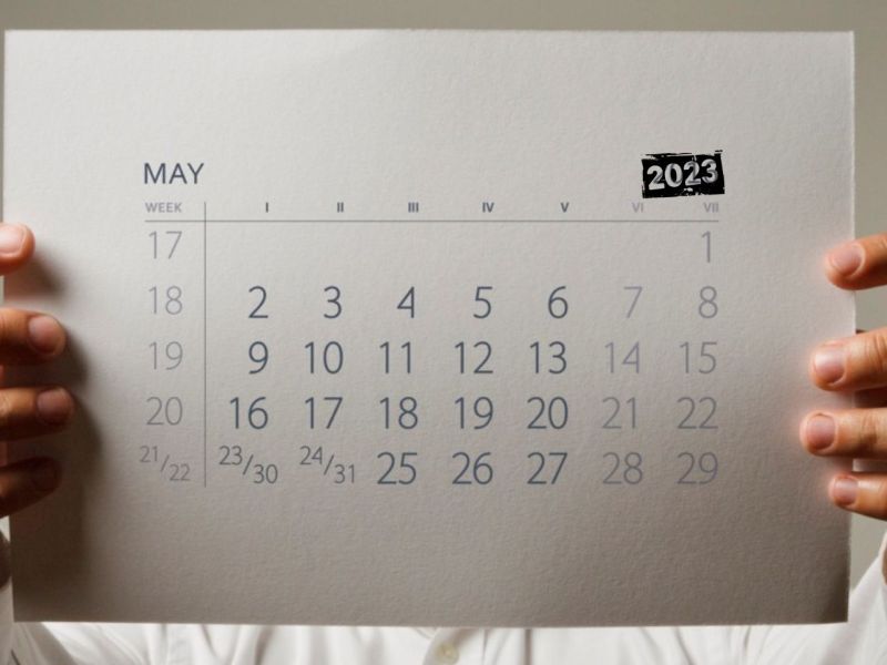 Mann hält Kalender hoch