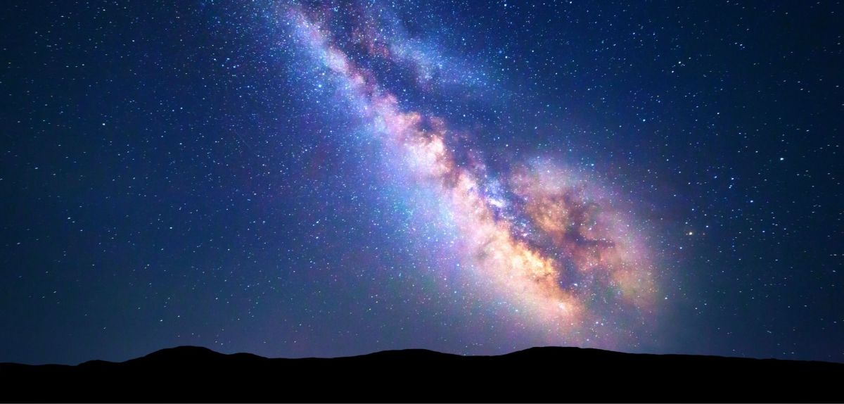 Foto der Milchstraße von der Erde aus beobachtet.