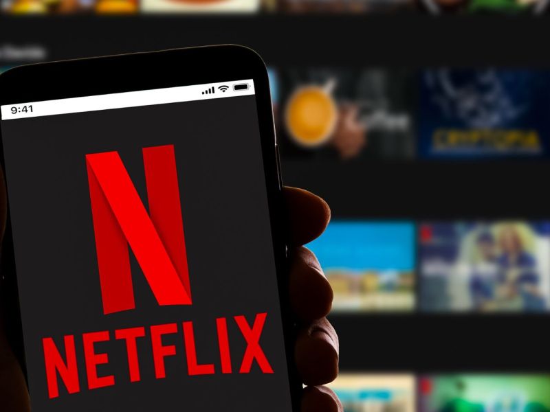 Netflix App und Filme und Serien im Hintergrund