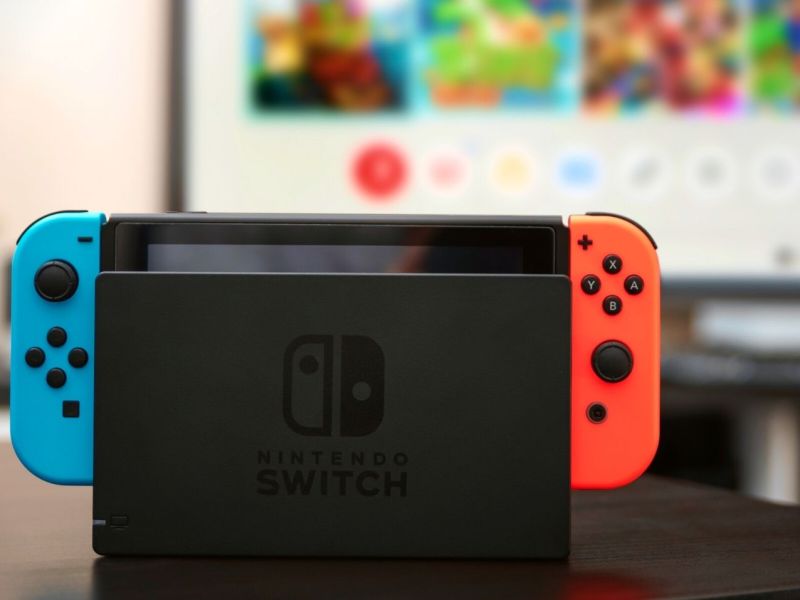 Eine Nintendo Switch in einer Docking-Station.