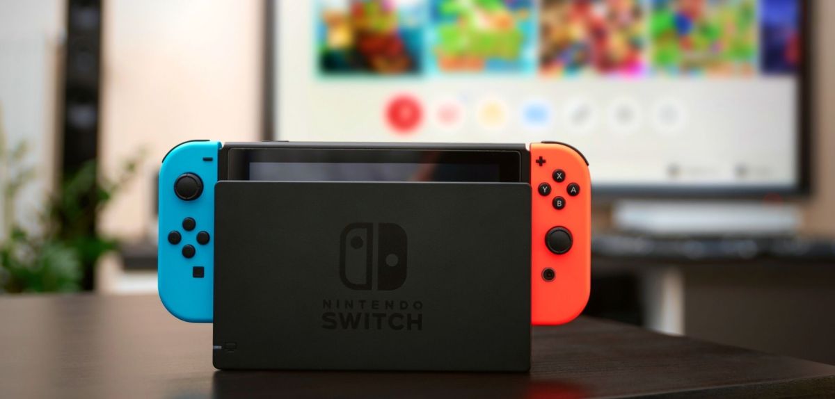 Eine Nintendo Switch in einer Docking-Station.