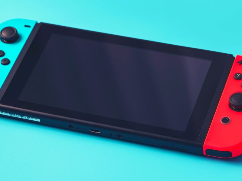 Eine Nintendo Switch auf hellblauem Untergrund.