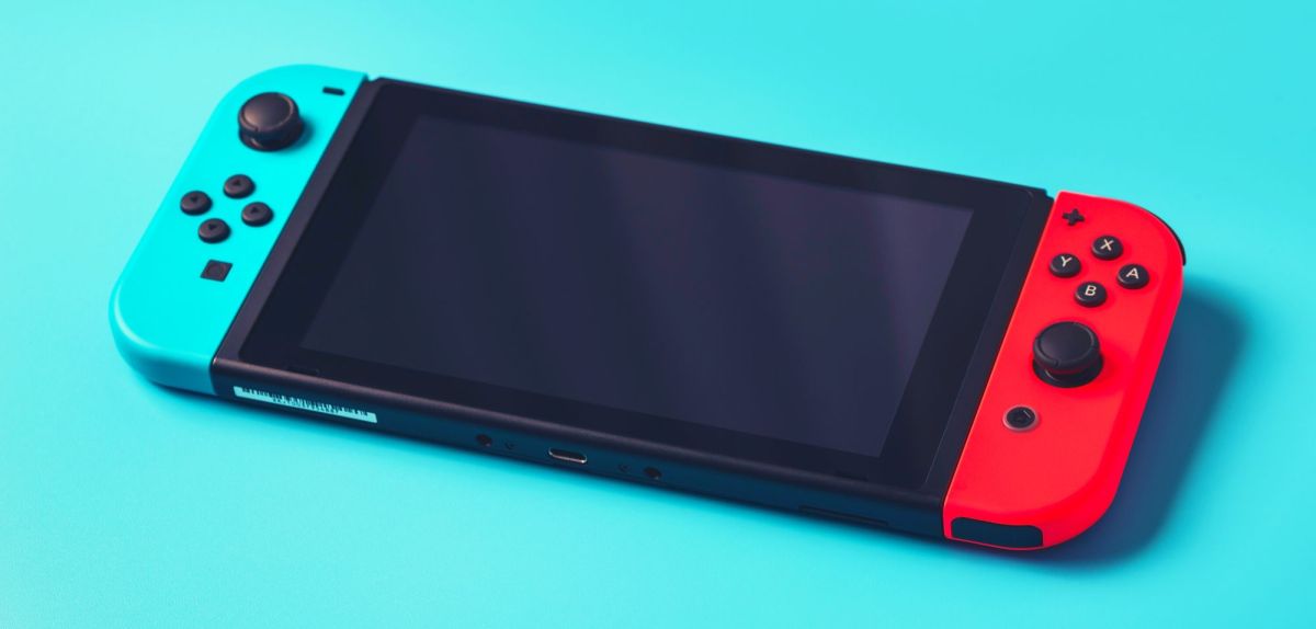 Eine Nintendo Switch auf hellblauem Untergrund.