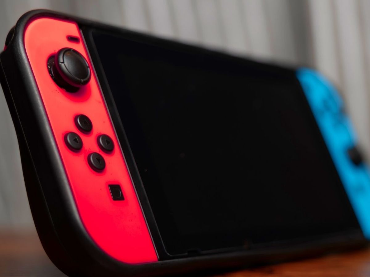 Nintendo Switch OLED auf einem Tisch