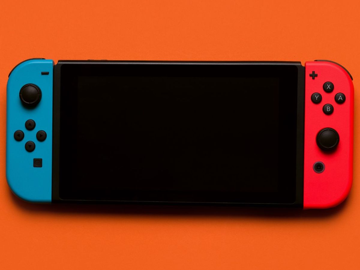 Eine Nintendo Switch auf orangenem Untergrund.