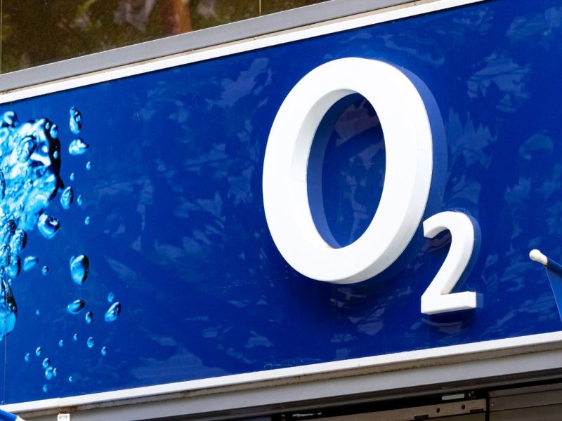 o2 Schild an einem Gebäude