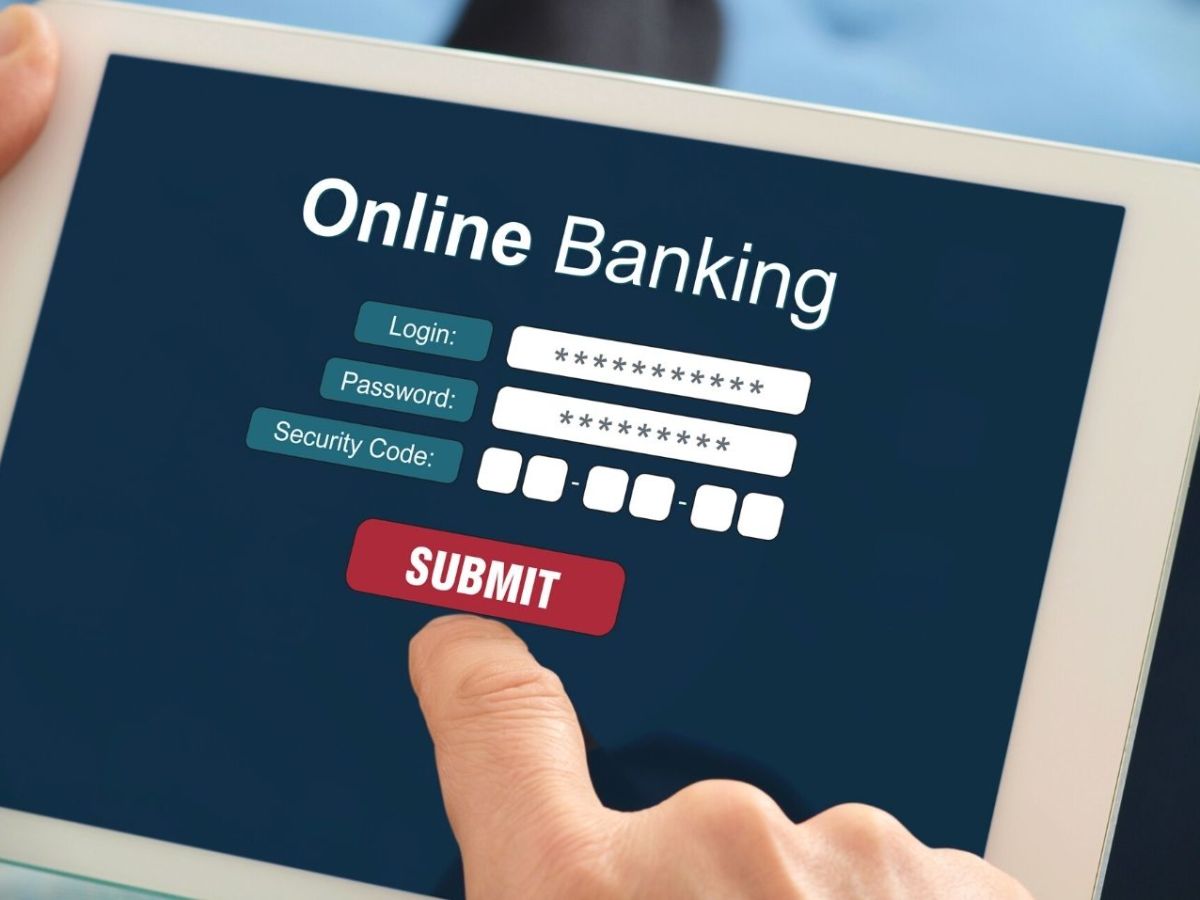 Person macht Online-Banking am Tablet.