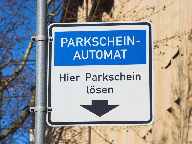 Hinweisschild für einen Parkscheinautomaten