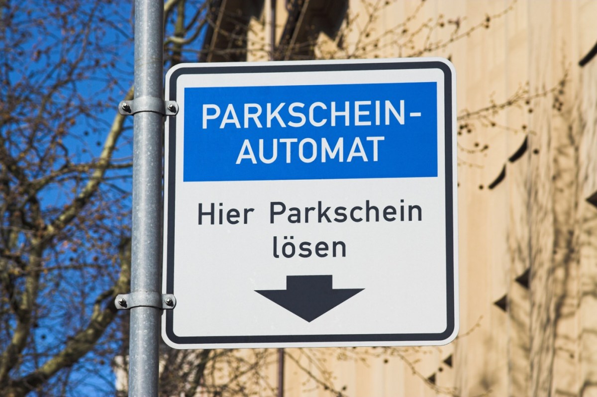 Hinweisschild für einen Parkscheinautomaten