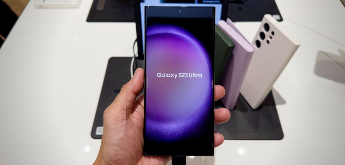 Person hält ein Samsung Galaxy S23 Ultra im Laden in der Hand.