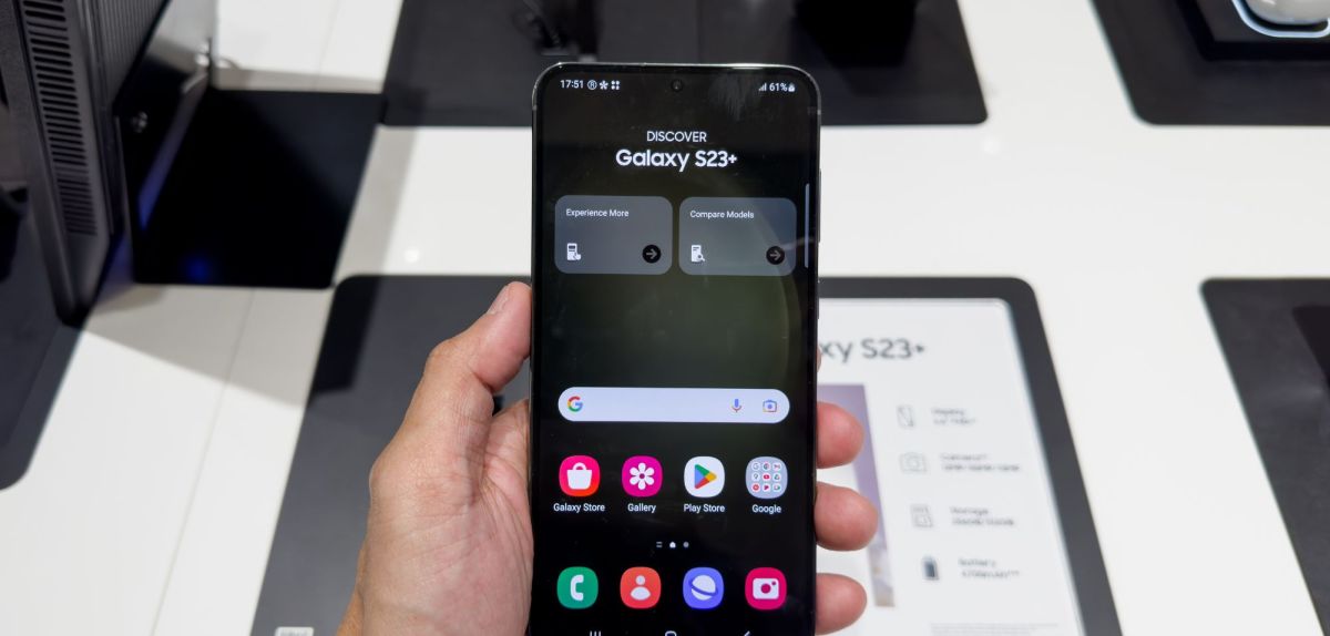 Person hält ein Samsung Galaxy S23+ in einem Geschäft.