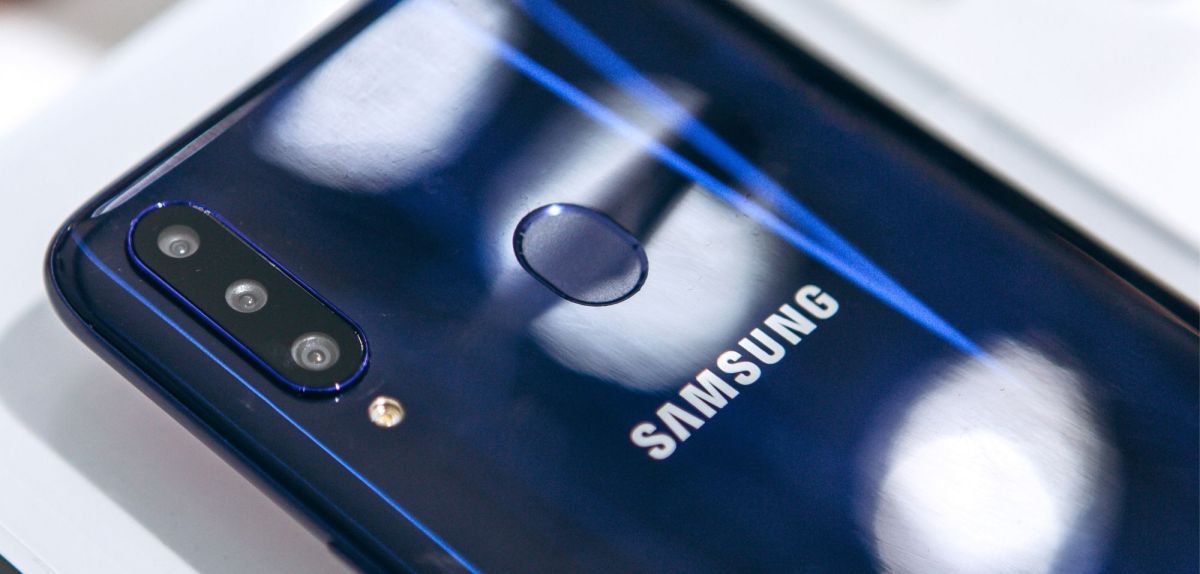Ein Samsung Galaxy A70 auf hellem Untergrund.