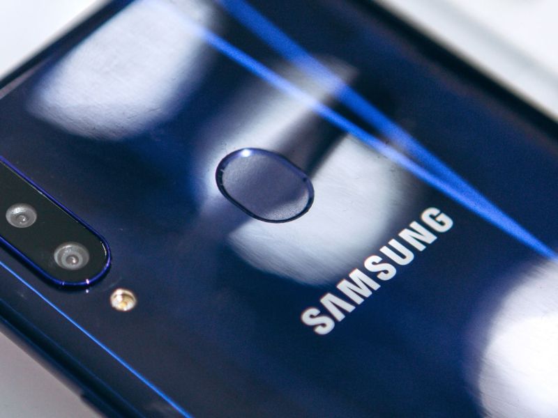 Ein Samsung Galaxy A70 auf hellem Untergrund.