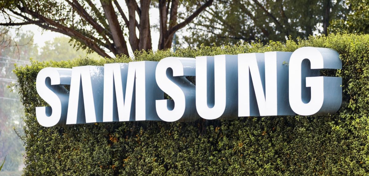 Samsung-Schriftzug an einem Busch.