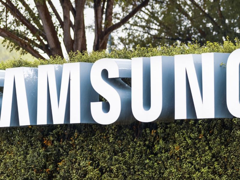 Samsung-Schriftzug an einem Busch.