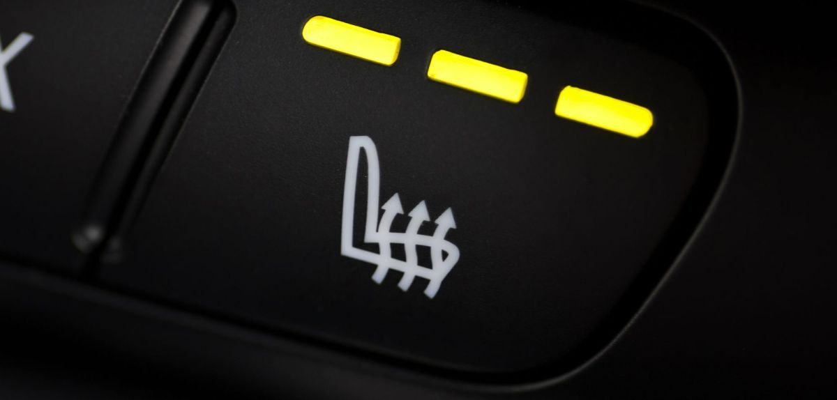 Knopf für die Sitzheizung in einem Auto.