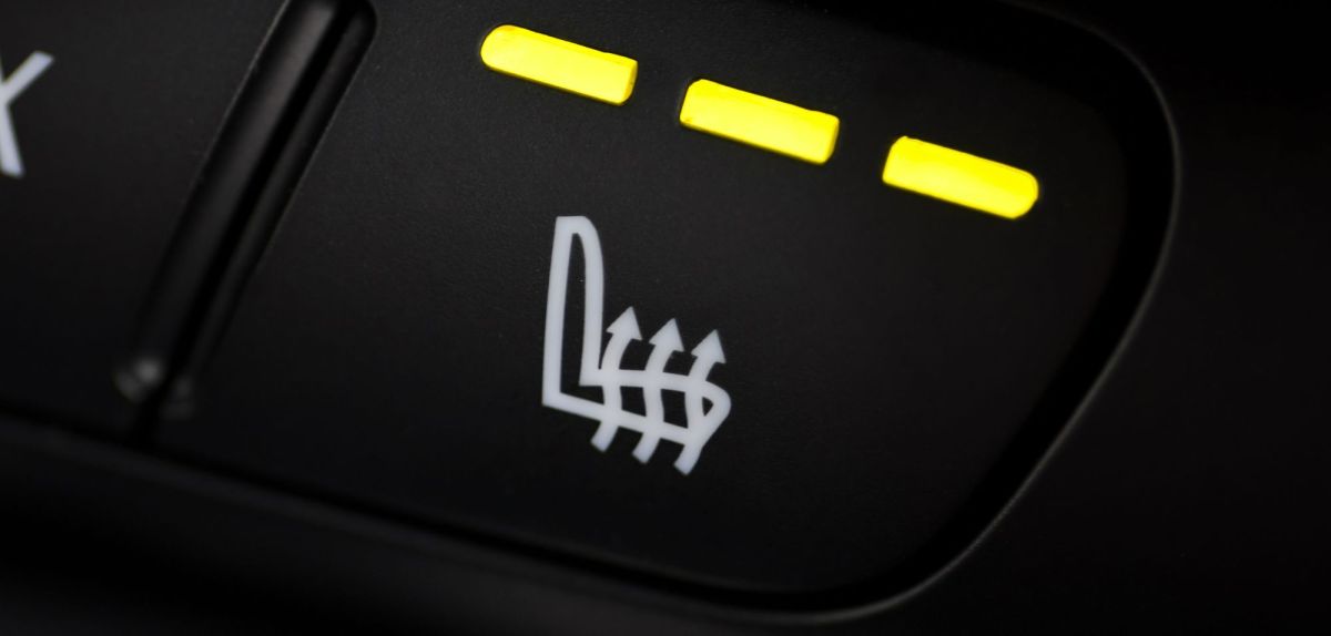 Knopf fÃ¼r die Sitzheizung in einem Auto.