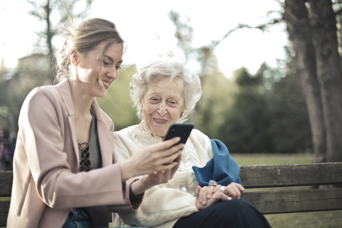 Rentner mit Smartphone