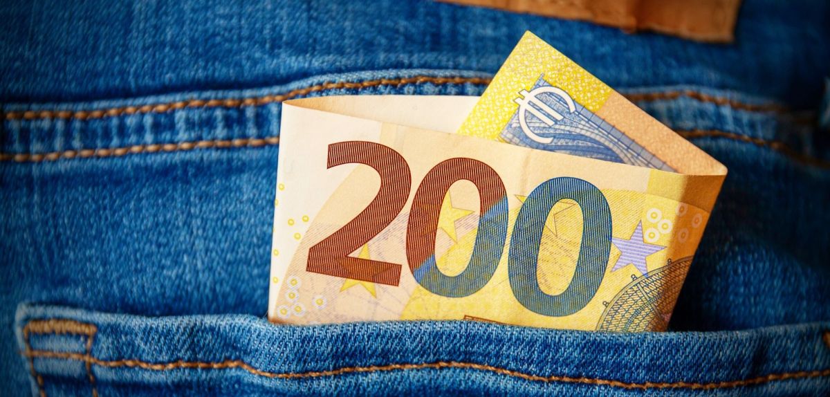 200-Euro-Schein in einer Hosentasche
